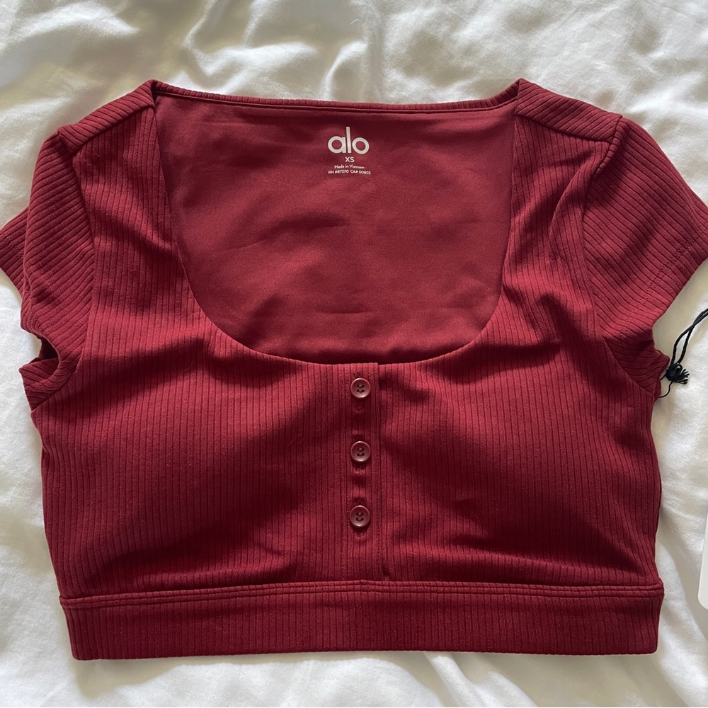 Alo yoga never worn Cranberry Blissful Henley Bra Top w/ baby tee vibes